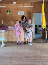 Vuoden 2023 hiihtokoululaiset Tyyne Kärki ja Miro Auvinen hiihtojaoston puheenjohtajan haastateltavana.