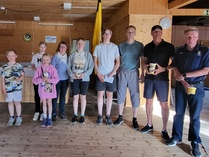 Hiihtokauden päättäjäisiä vietettiin sunnuntaina 21.5.23 Harjupirtillä Pertin bingon, pitsatarjoilun ja hiihtokaudella menestyneiden hiihtäjien palkitsemisten merkeissä.
Palkitut hiihtäjät
- vuoden hiihtäjä: Isla Mähönen
- vuoden nuori hiihtäjä: Veera Auvinen
- Vuoden hiihtojoukkue: Isla Mähönen, Sila Himanen ja Janna-Julia Tilaéus
- vuoden hiihtokoululaiset: Tyyne Kärki ja Miro Auvinen
- veteraani naishiihtäjä ja seuratoimija: Liisa Kämäräinen
- veteraani mieshiihtäjä: Juuso Tilaéus
- kilpailuissa menestyjät: Veera Auvinen, Silja Himanen, Pekka Huuskonen, Veikka Huuskonen, Ville Huuskonen, Arto Kainulainen, Liisa Kämäräinen, Pekka Manninen, Isla Mähänen, Paavo Pajunen, Ossi Sippu, Jani Tilaéus, Janna-Julia Tilaéus ja Juuso Tilaéus
Kuvassa paikalle päässeet palkitut hiihtäjät.