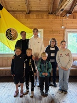 Hiihtokauden päättäjäisten palkitut hiihtäjät 2025. Tapio, Veikka, Liisa, Veera, Kasperi, Veini ja Väinö